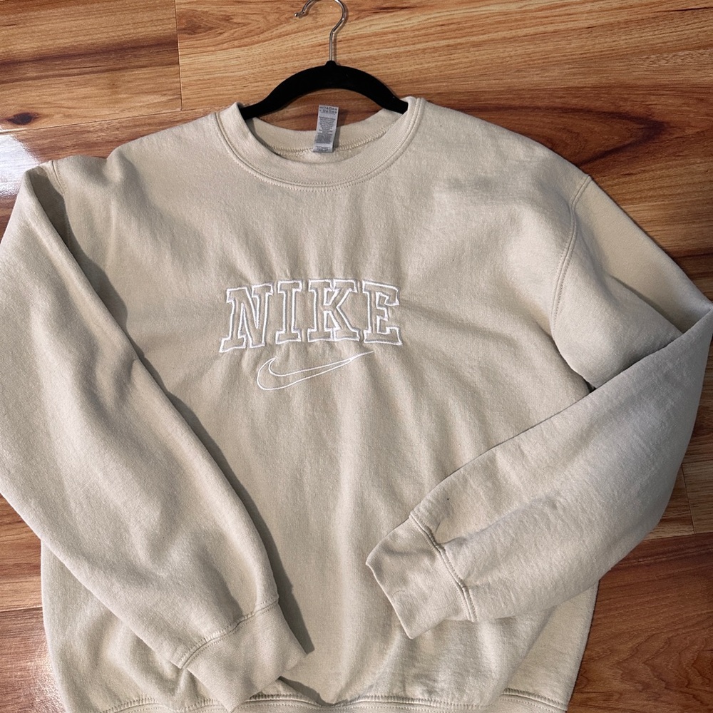 Nike Women's tan Nike sweater size M - Picture 2 of 8